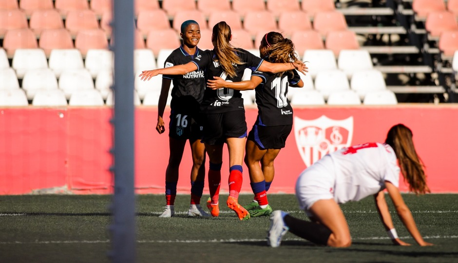 Ajibade celebrando su gol con sus compañeras | Foto: Atlético de Madrid