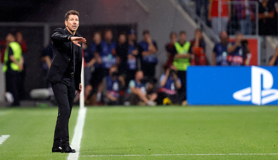Simeone dando instrucciones contra el Bayer Leverkusen | Foto: Atlético de Madrid