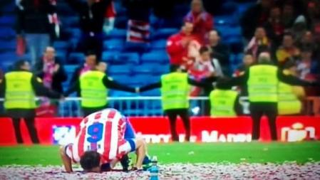 Koke besando la bandera en el Bernabéu | Foto: Mundo Deportivo