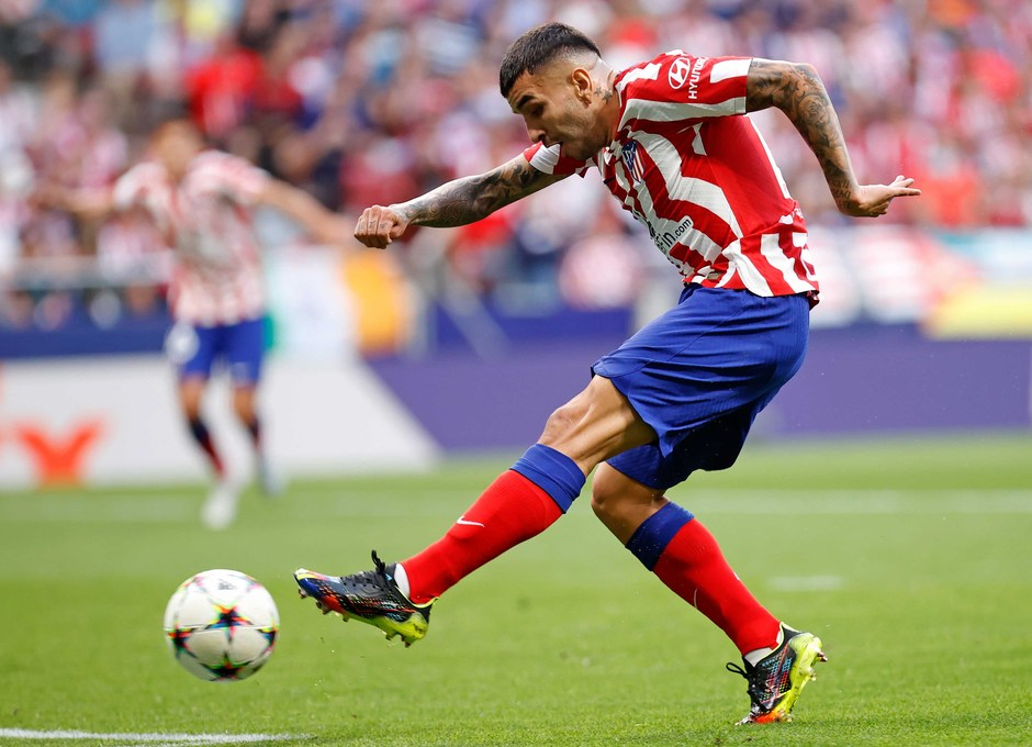 Correa golpeando el balón | Foto: Atlético de Madrid