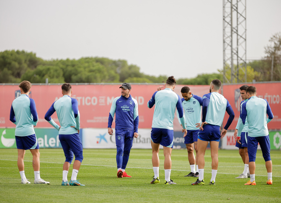 Simeone y el grupo durante un entrenamiento | Foto: Atlético de Madrid