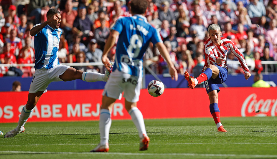 Griezmann chutando el balón | Foto: Atlético de Madrid