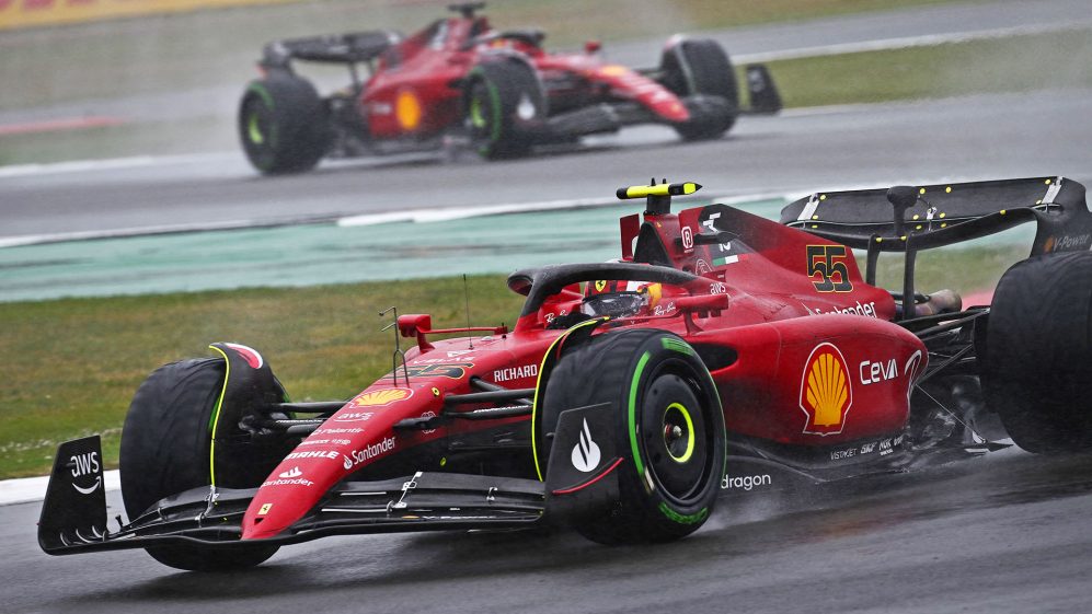 Carlos Sainz, pole position e Charles Leclerc, ambos da Ferrari | Divulgação/F1