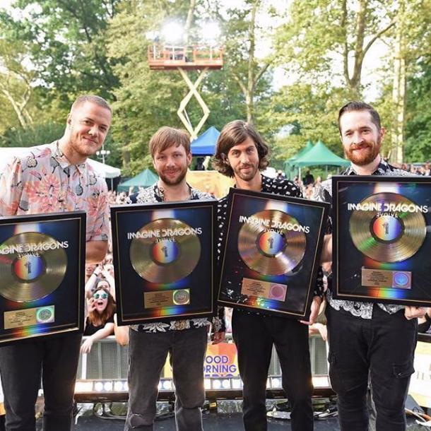 (Imagine Dragons recibe el Disco de Oro por Evolve / Fuente: Web oficial de Imagine Dragons)