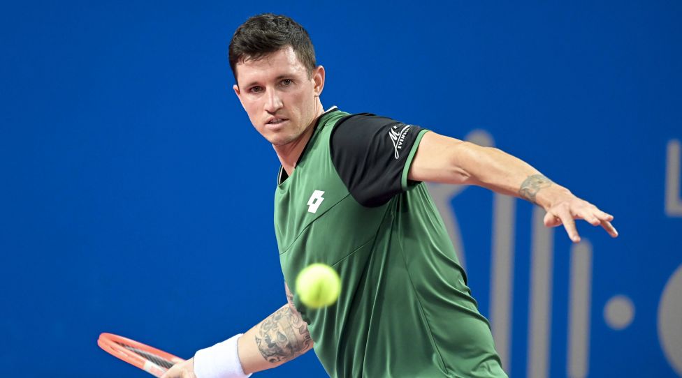 Novak plays a forehand during his first-round victory/Photo: Sky Sports Austria