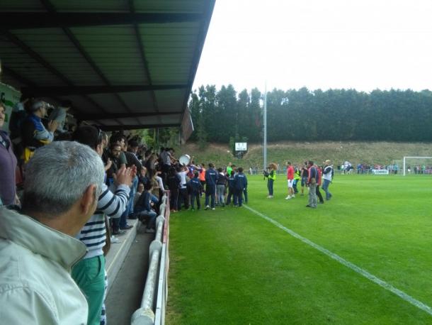 Afición, jugadores y cuerpo técnico celebran la permanencia en Sarriena  (fuente VAVEL)
