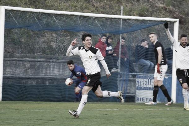 Olaetxea, celebrando un gol (fuente Archivo VAVEL / SD Gernika)