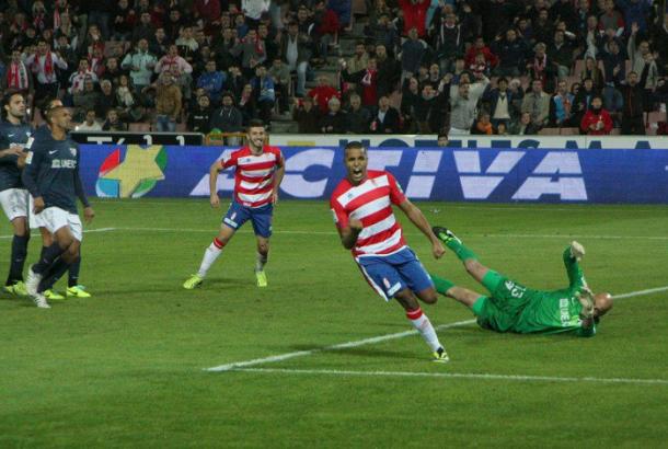 El Arabi celebra un gol frente al Málaga CF | Foto: Antonio L. Juárez).