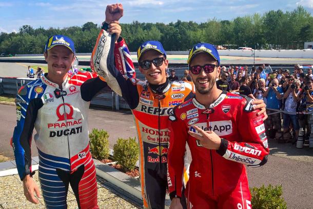 El piloto, acompañado de Andrea Dovizioso y Jack Miller en el podio. Imagen: MotoGP