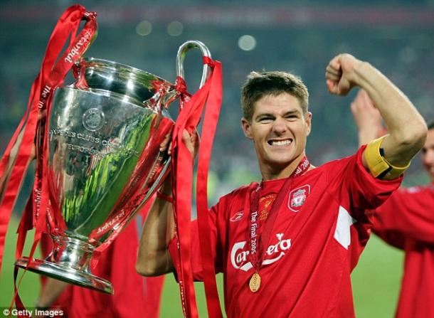 Gerrard con el trofeo de la Champions League. Foto:Getty Images.
