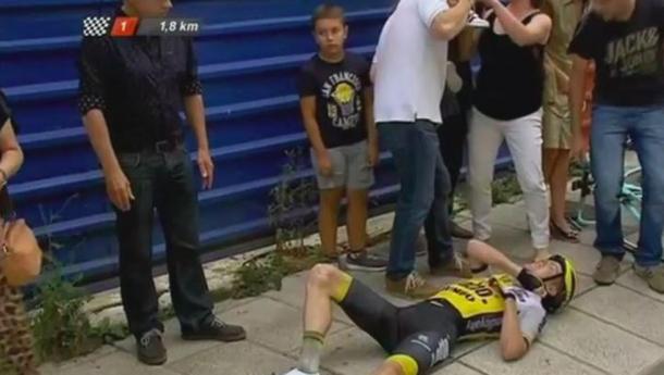 El holandés dolorido tras el choque con el bolardo | Foto: Captura de pantalla. Vuelta a España