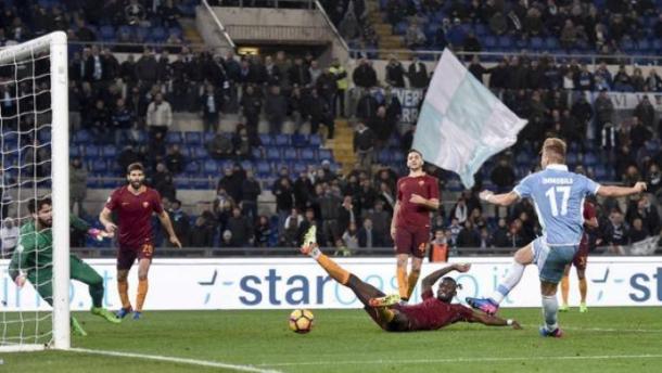 Il secondo gol subito dalla Roma nel derby, ad opera di Immobile (Gazzetta)