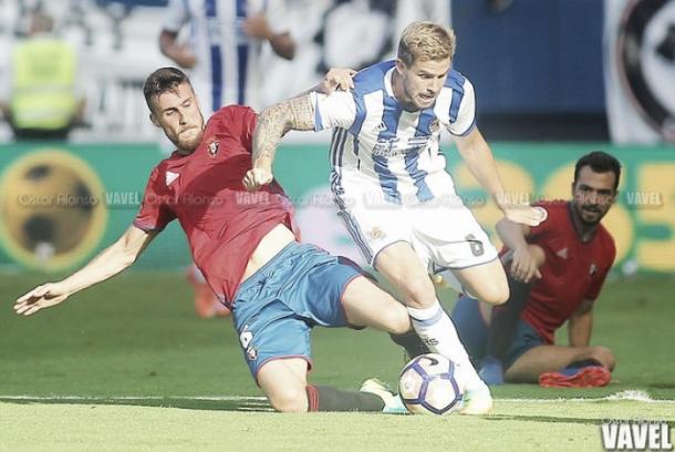 Íñigo MArtínez en el choque frente a Osasuna | Foto: Óscar Alonso - VAVEL