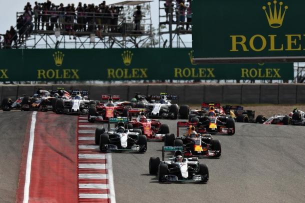 Daniel Ricciardo adelanta a Nico Rosberg en la salida | Fuente: Red Bull Racing