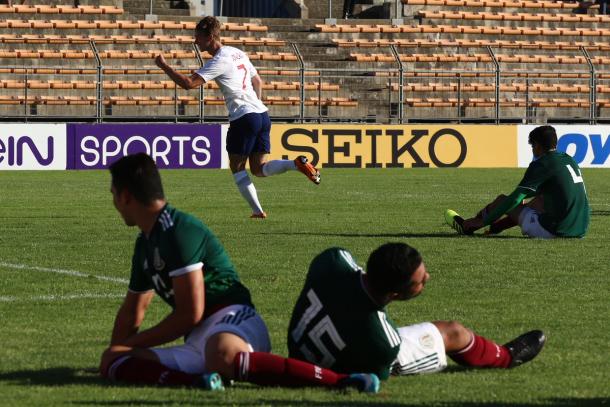 Los jugadores mexicanos tendidos en el suelo tras uno de los goles de Inglaterra sub-21 | Fotografía: The FA