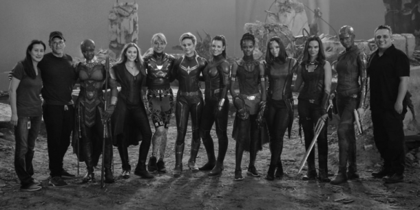 Las superheroínas que participaron en la escena de A-Force de Vengadores Endgame junto con los directores / FOTO: Instagram Marvel Studios