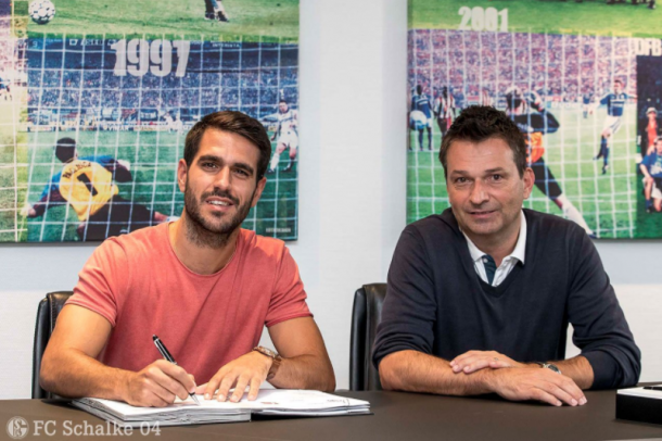 Insua firma su contrato junto a Christian Heidel, el director deportivo 'minero' | Foto: Schalke 04
