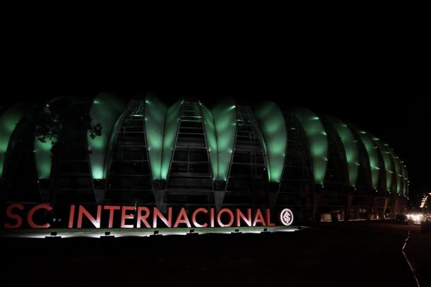 Em solidariedade, Internacional se ilumina de verde