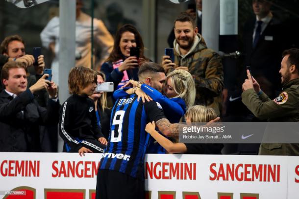 Mauro Icardi besa a su esposa tras el tanto de la victoria / Foto: gettyimages