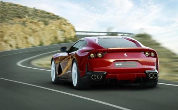 Ferrari 812 Superfast con motore da 800 cv. Prezzo d'acquisto intorno ai 300.000 euro