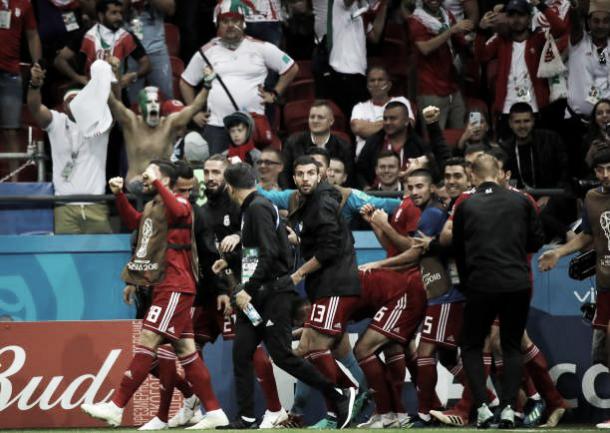 Momento em que os jogadores Iranianos foram alertados do impedimento (Fonte:Getty Images)