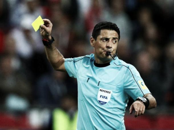 Alireza Faghani durante un partido de la Copa Confederaciones. | Fuente: FIFA.com