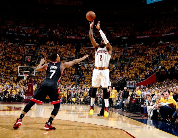 Kyrie Irving tira sulla testa di Kyle Lowry - Foto NBA.com 