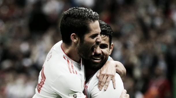 Isco se abraza con Diego Costa en el partido contra Irán I Foto: FIFA