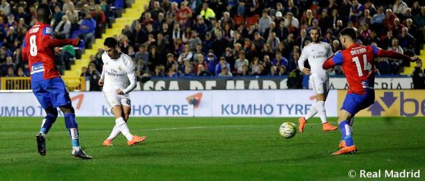 Isco anotando el tercer gol ante el Levante. Fotografía: Real Madrid. 
