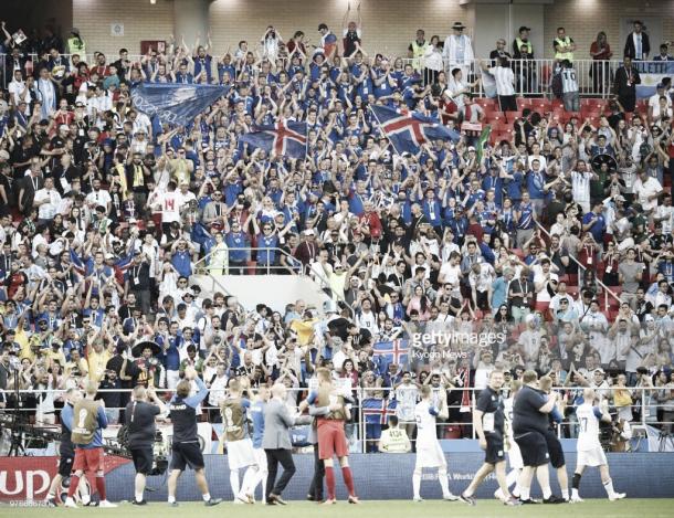 Jugadores de Islandia celebran con su afición el empate frente a Argentina / Fuente: Getty Images