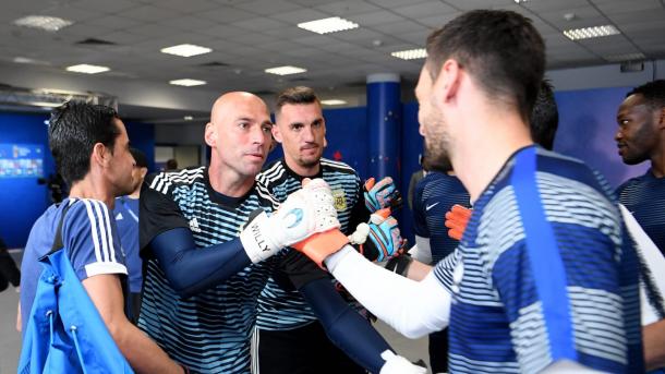 Caballero saluda a Lloris, contrincantes del derbi entre Chelsea - Tottenham | Foto: Getty Images.