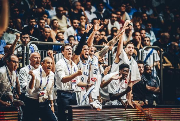 L'esultanza della panchina italiana durante una gara della fase a gironi - Foto FIBA