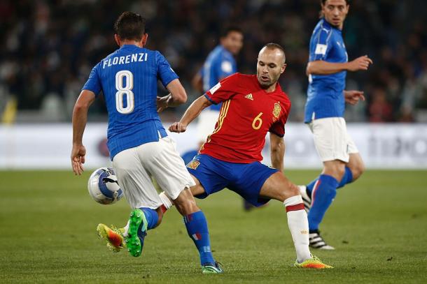 Florenzi e Iniesta en el último Italia - España / Foto: Selección italiana