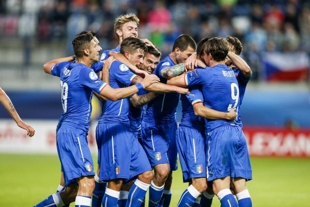 Gli Azzurrini si abbracciano dopo un gol segnato nelle qualificazioni. Fonte: LaPresse