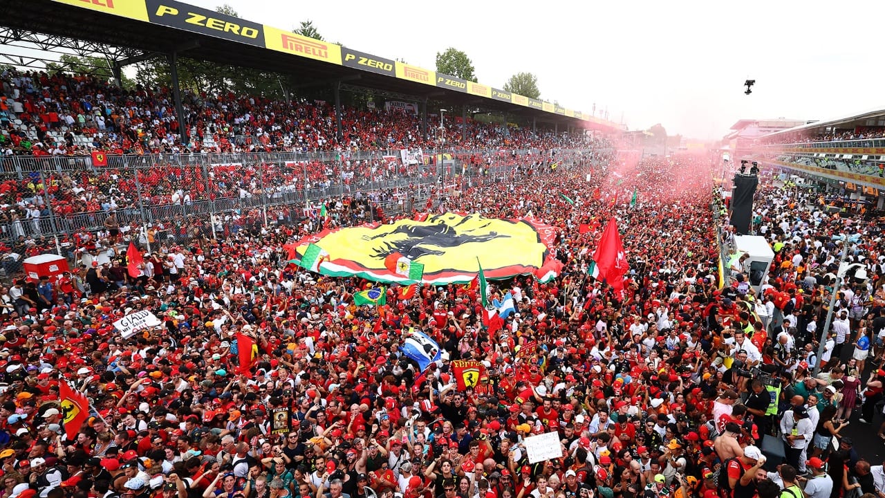 Il tifo Ferrari sotto al podio