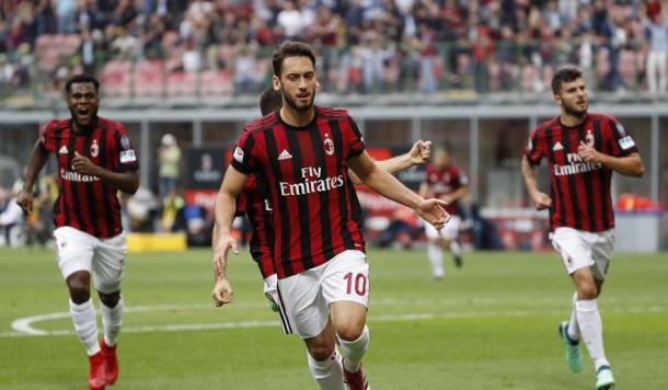 Çalhano?lu celebrando uno de sus goles con el Milan. / Foto: acmilan.com