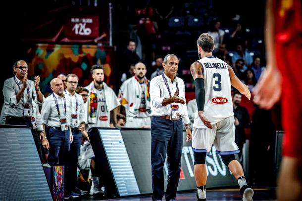 Il saluto di Ettore Messina a Marco Belinelli - Foto FIBA