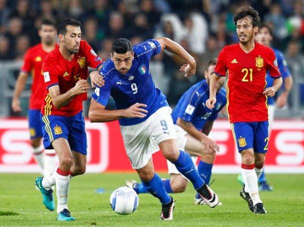 La lotta di Pellè con Busquets - Foto quotidiano.net