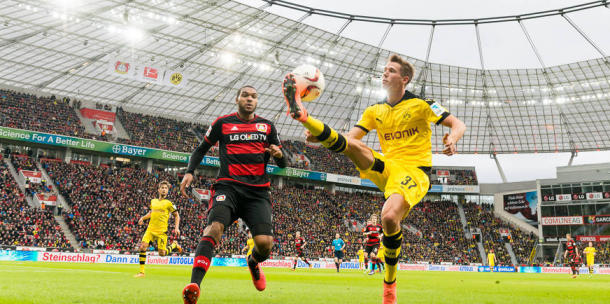 Erik Durm controla un balón ante el Bayer04 la pasada campaña | Foto: Borussia Dortmund