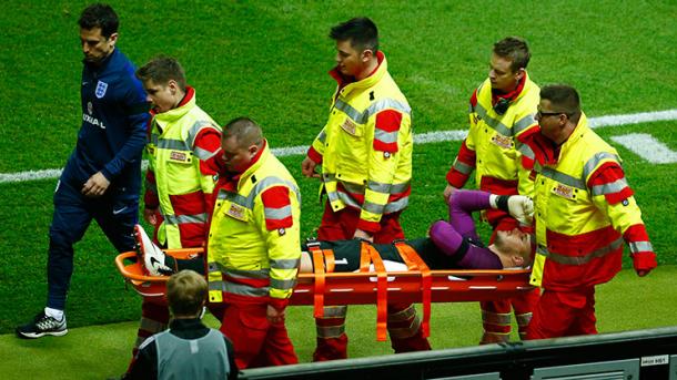 Butland se marcha lesionado ante Alemania. Foto: DreamTeam