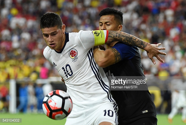 James protege el balón ante Orozco. Foto: Getty Images