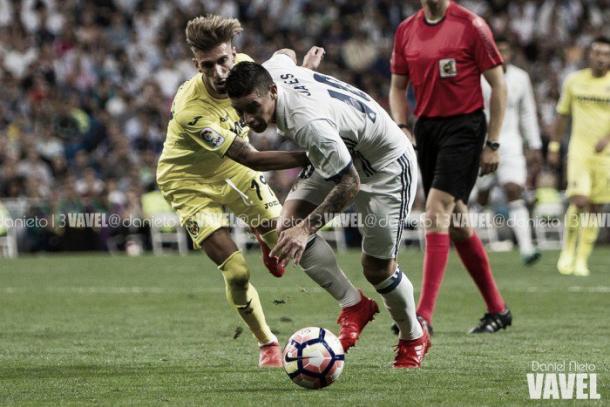 James Rodríguez lucha el balón ante la presión Samu Castillejo | Foto: VAVEL