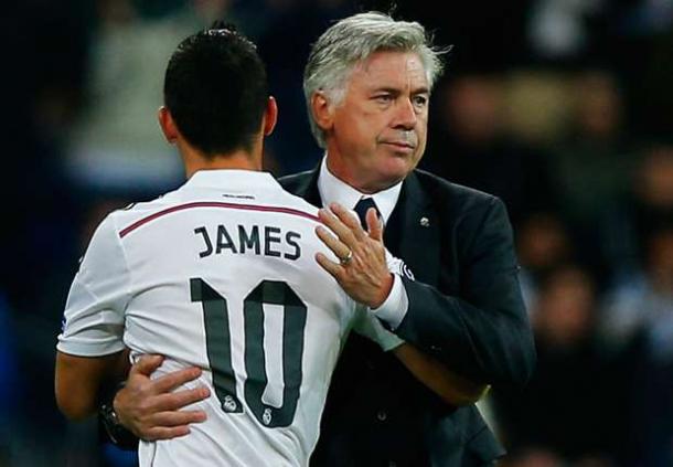 Ancelotti abraza a James en un partido con el Real Madrid | Foto: Getty Images