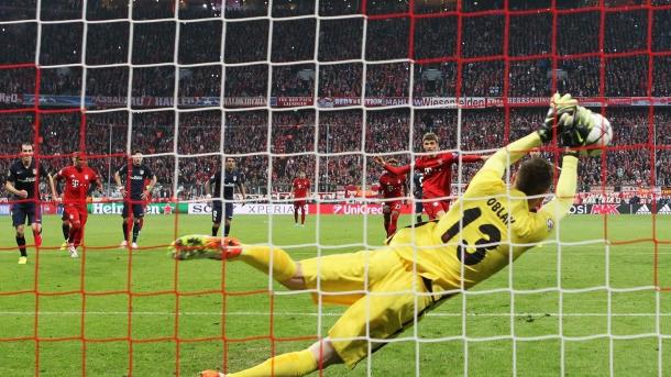 Oblak deteniendo a Müller un penalti en el partido de vuelta de semis de 2016. Intervención clave para la clasificación atlética / FOTO: UEFA.com