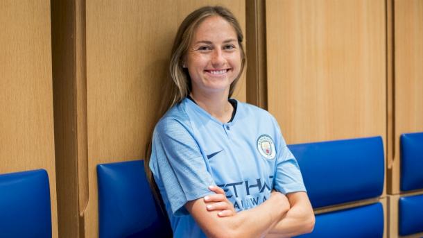 Janine Beckie poses in her new team colours | Source: mancity.com