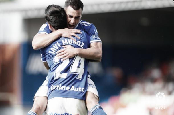 Javi Muñoz y Joselu se abrazan tras el gol del Real Oviedo. Fuente: LaLiga.