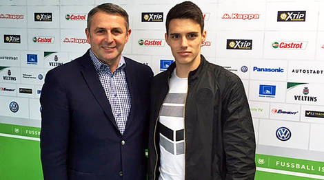 Brekalo is pictured with sporting director Klaus Allofs. | Image source: VfL Wolfsburg