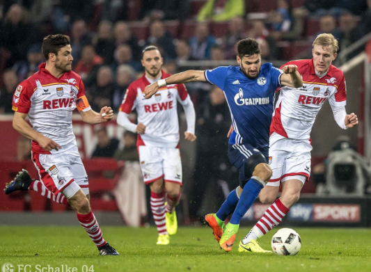 Kolasinac avanza entre jugadores del Colonia | Foto: Schalke 04