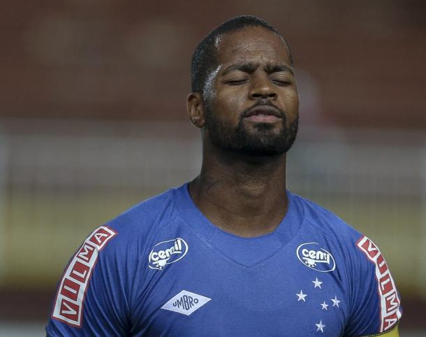 Dedé, mais uma vez, pouco esteve em campo pelo Cruzeiro (Foto: Geraldo Bubniak/Light Press)