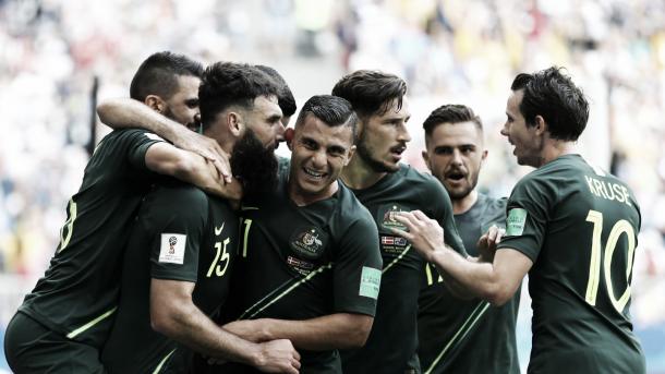 Jedinak comemora gol de empate com seus companheiros. Foto: FIFA/Getty Images